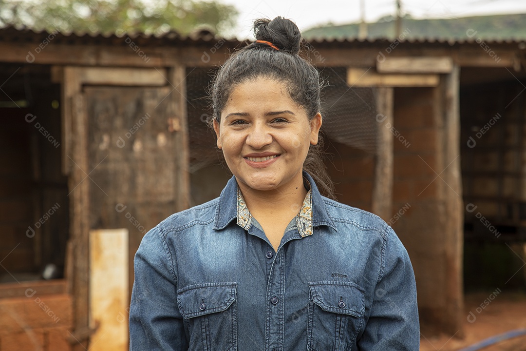 Mulher jovem agricultora sobre fazenda