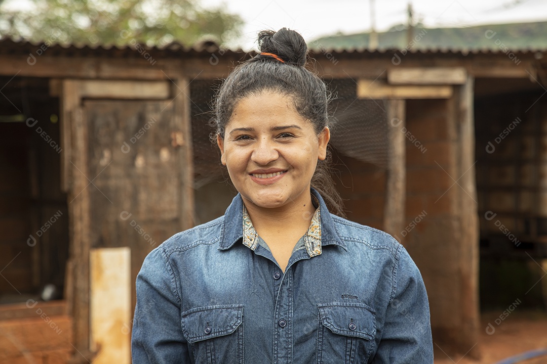 Mulher jovem agricultora sobre fazenda