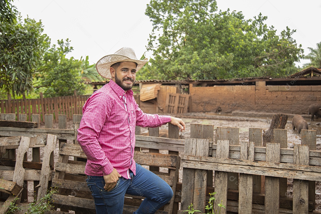 Homem jovem agricultor sobre fazenda