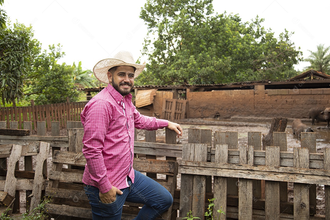 Homem jovem agricultor sobre fazenda