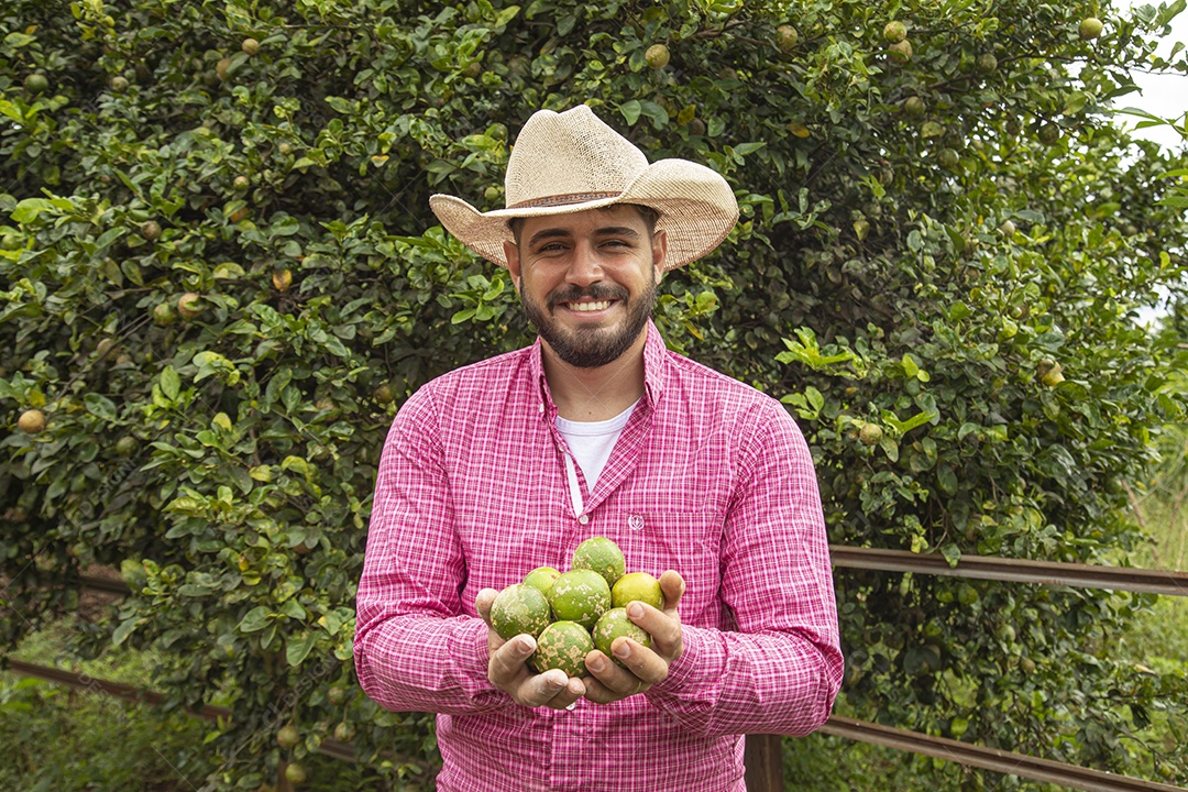 Homem jovem agricultora segurando fruta limão
