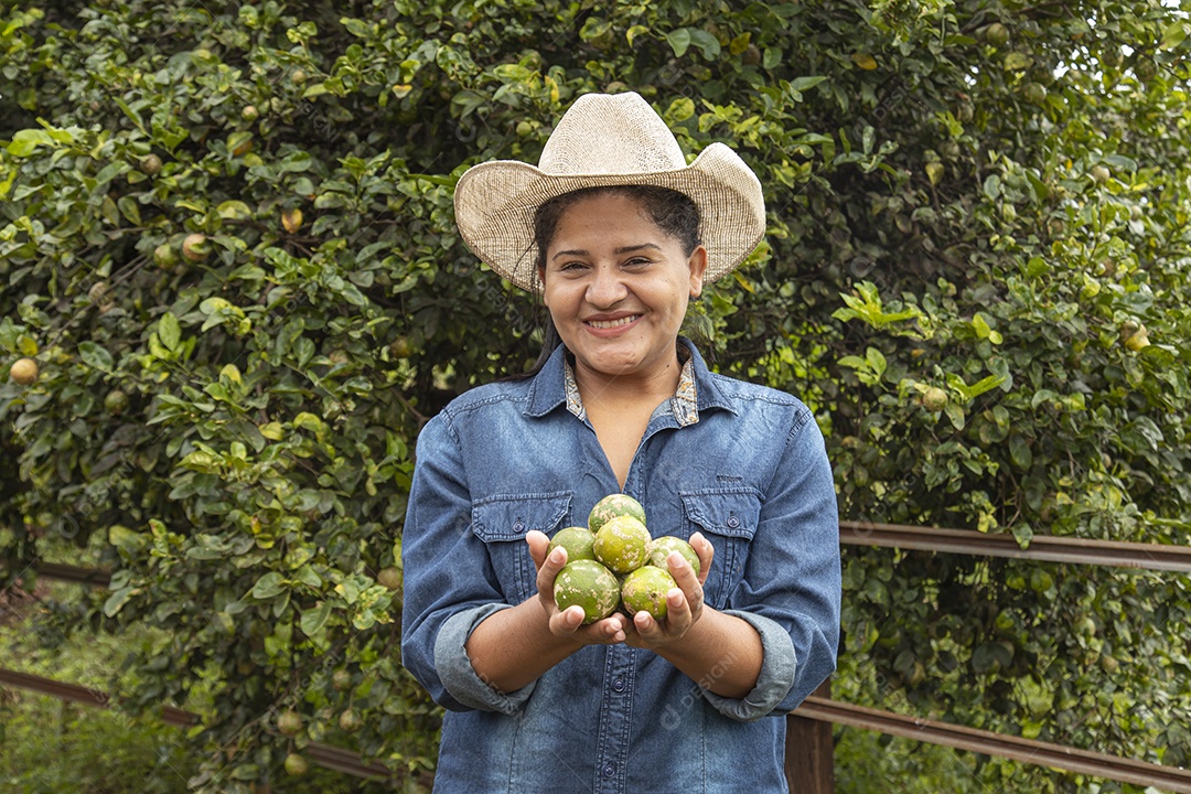 Mulher jovem agricultora segurando fruta limão