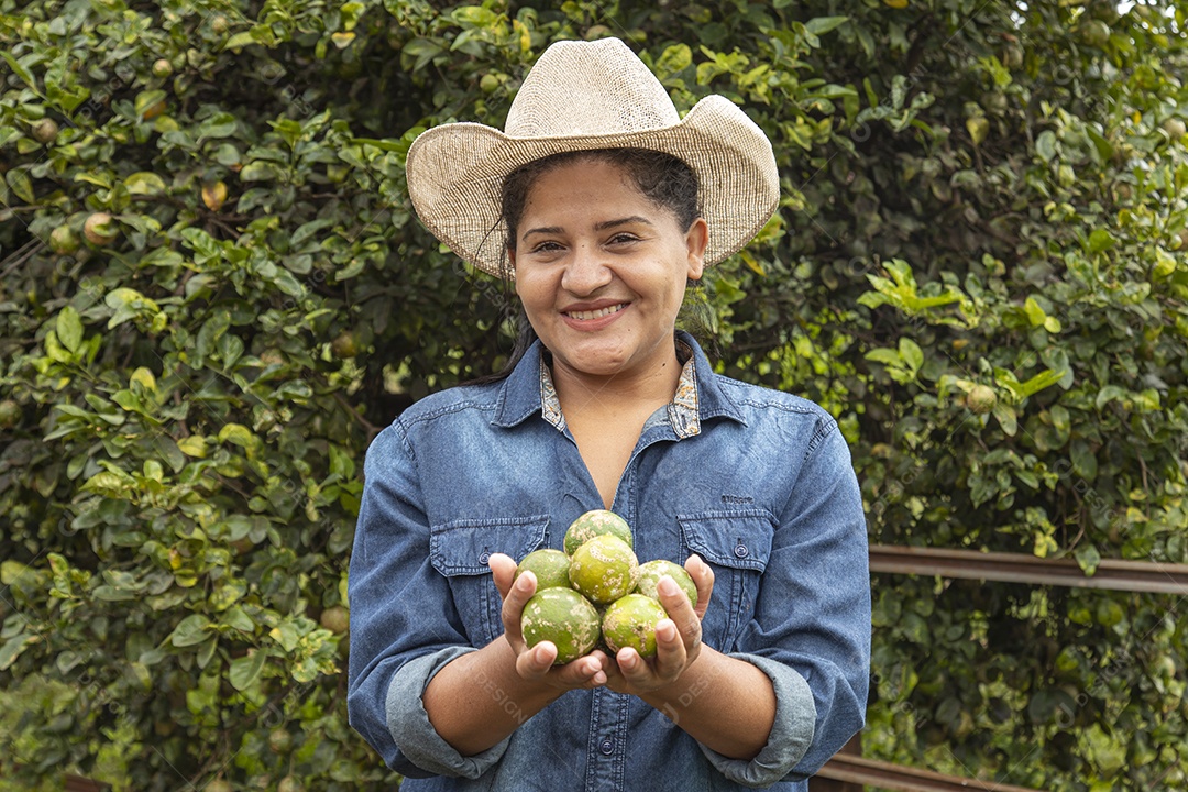 Mulher jovem agricultora segurando fruta limão