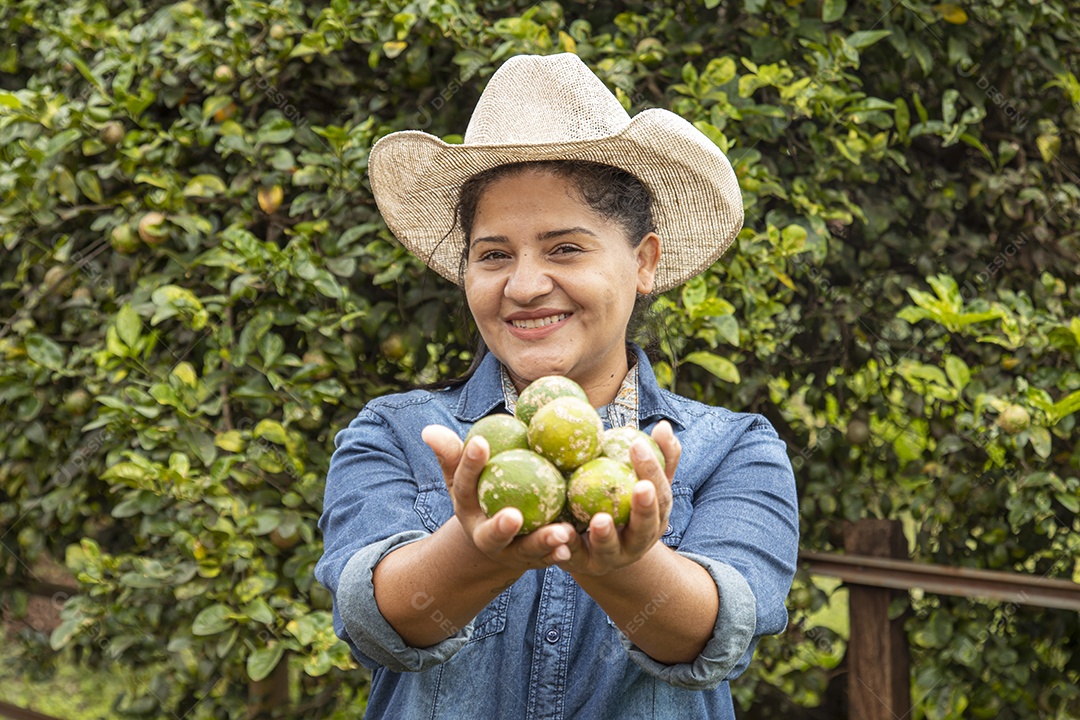 Mulher jovem agricultora segurando fruta limão