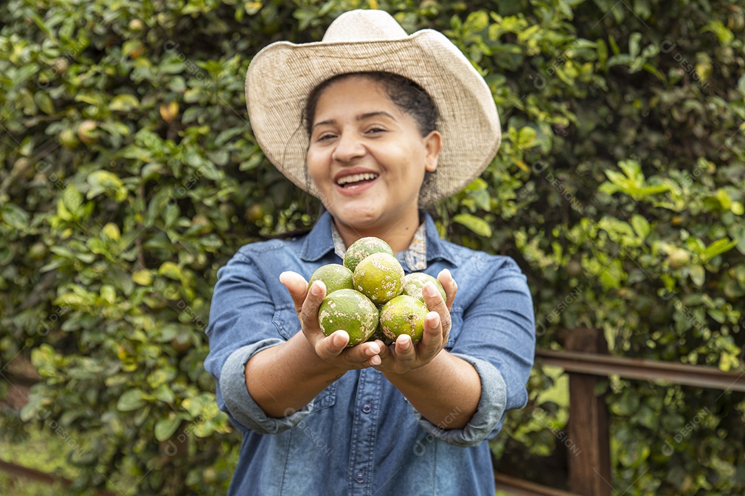 Mulher jovem agricultora segurando fruta limão