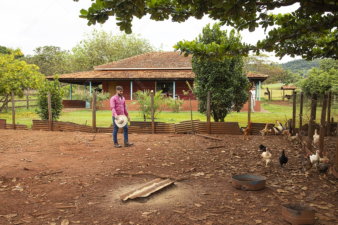 Homem jovem agricultor sobre fazenda