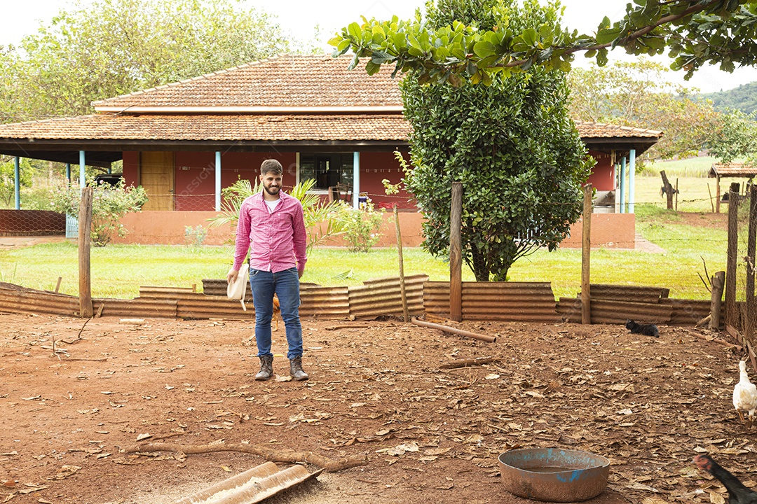 Homem jovem agricultor sobre fazenda