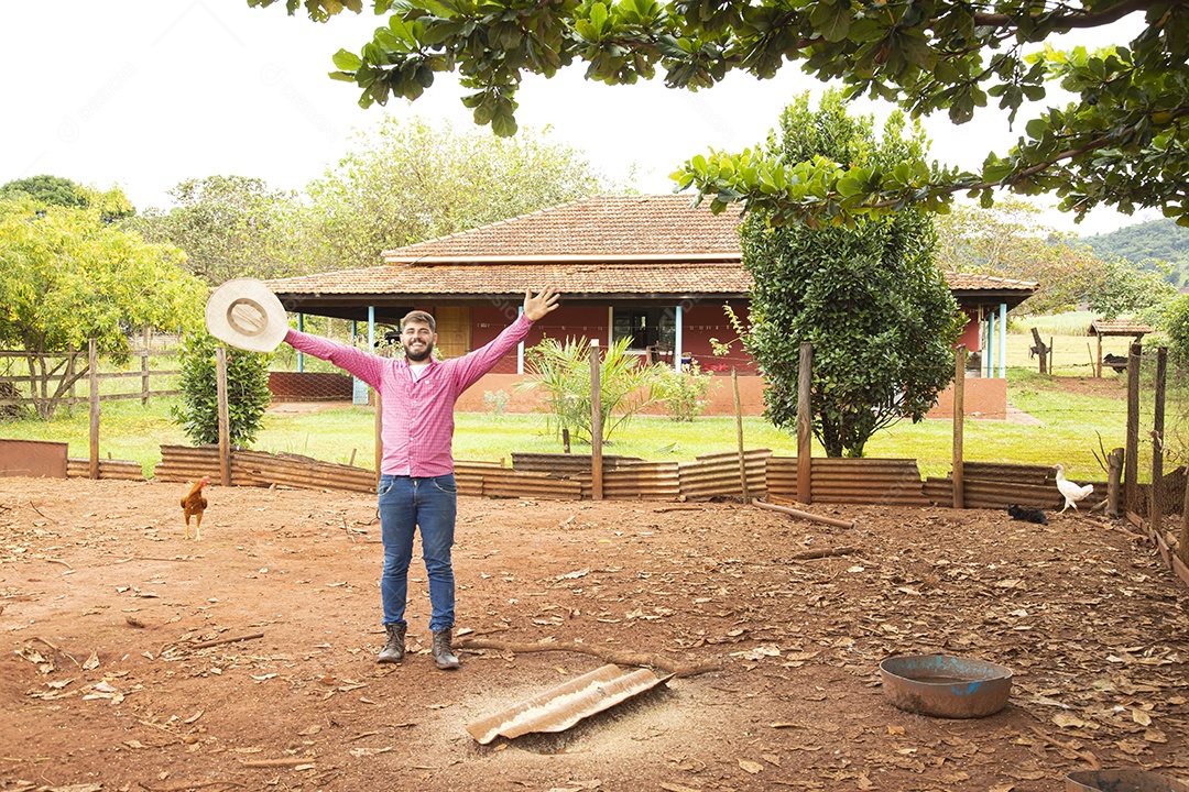 Homem jovem agricultor sobre fazenda