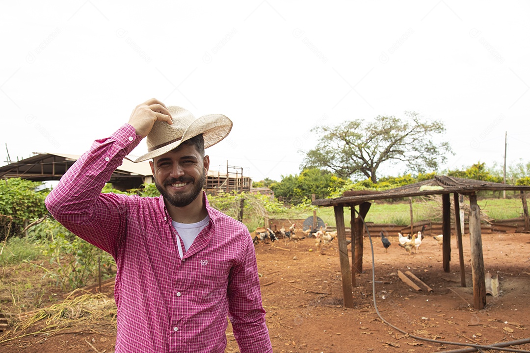 Homem jovem agricultor sobre fazenda