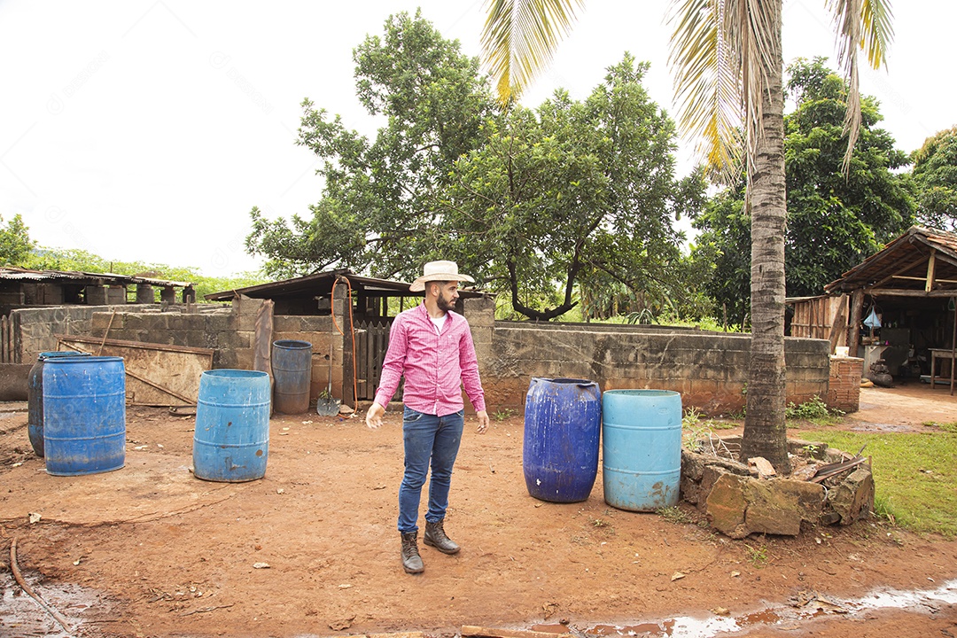 Homem jovem agricultor sobre fazenda