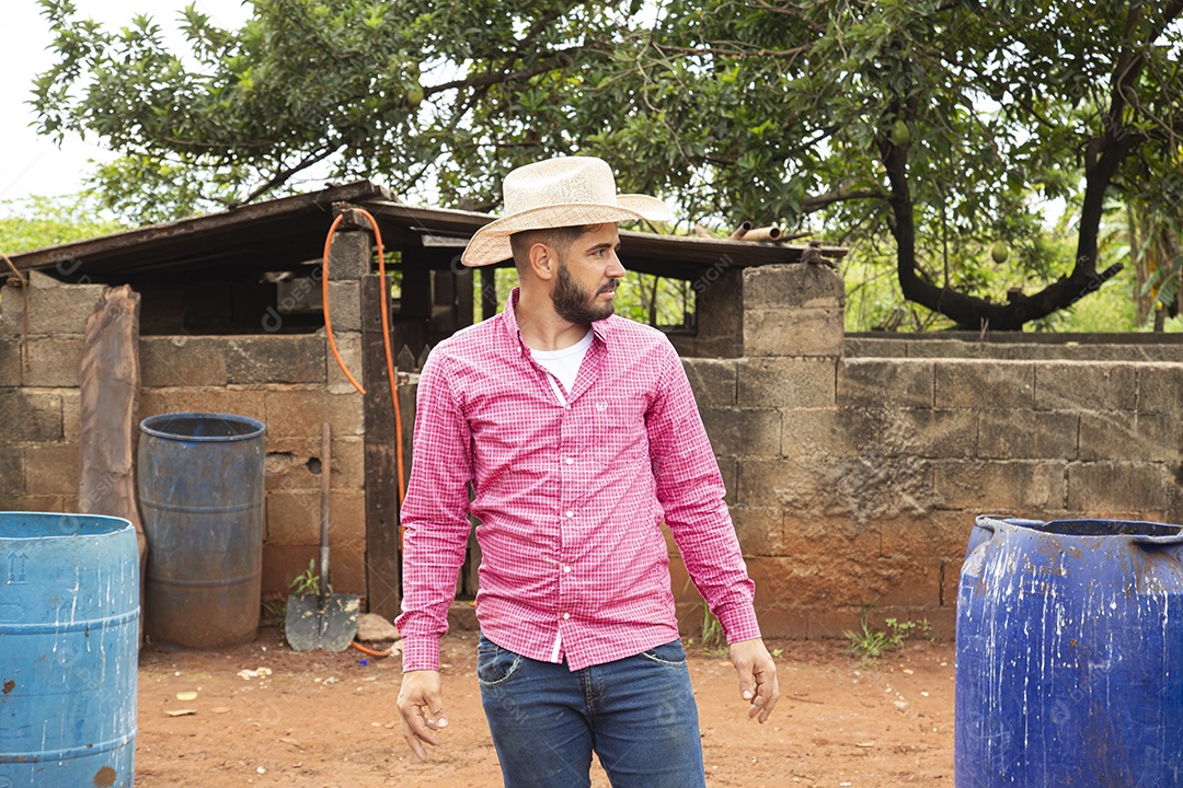 Homem jovem agricultor sobre fazenda