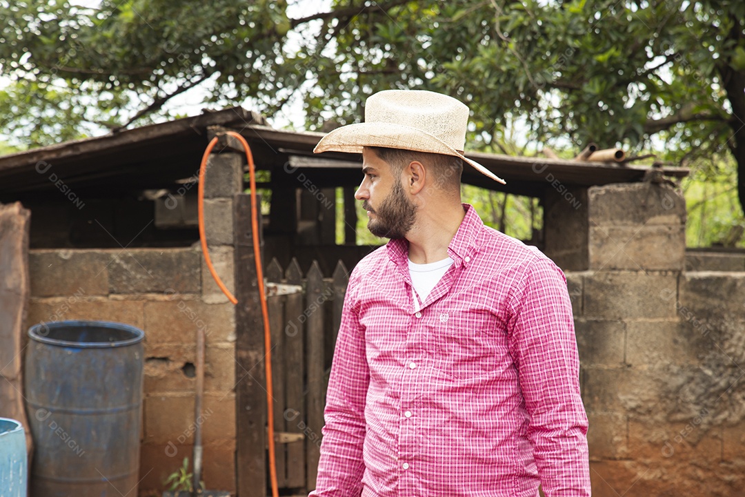 Homem jovem agricultor sobre fazenda