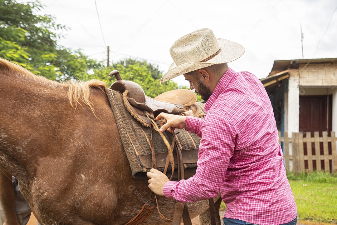 Homem jovem agricultor sobre fazenda com seu cavalo