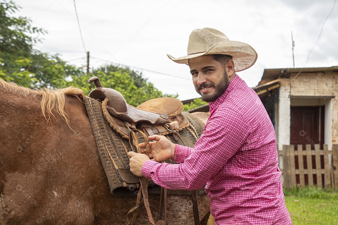 Homem jovem agricultor sobre fazenda com seu cavalo