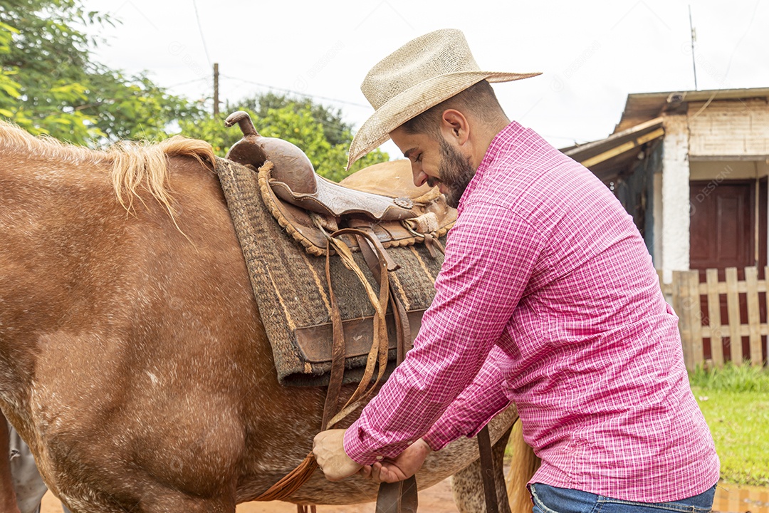 Homem jovem agricultor sobre fazenda com seu cavalo