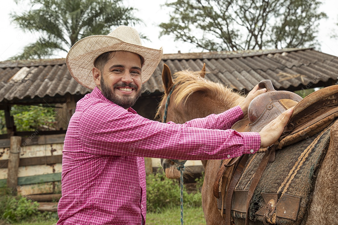 Homem jovem agricultor sobre fazenda com seu cavalo