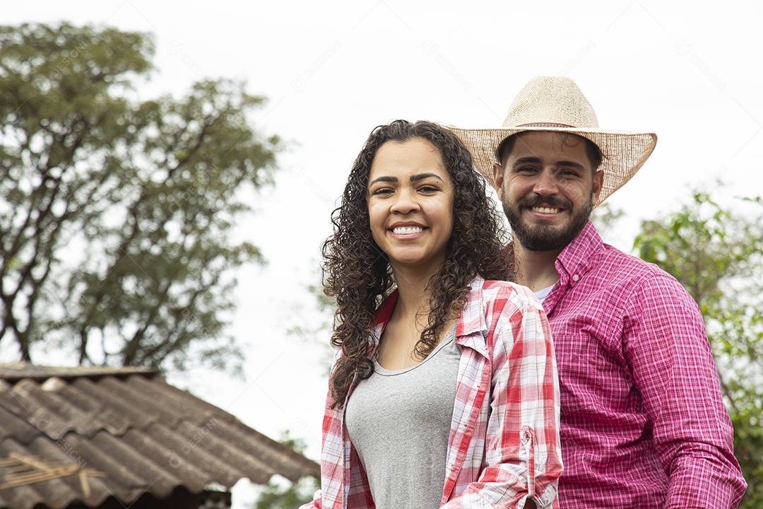 Casal de jovens sobre fazenda andando a cavalo sobre fazenda