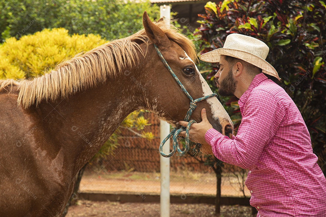 Homem jovem agricultor sobre fazenda com seu cavalo