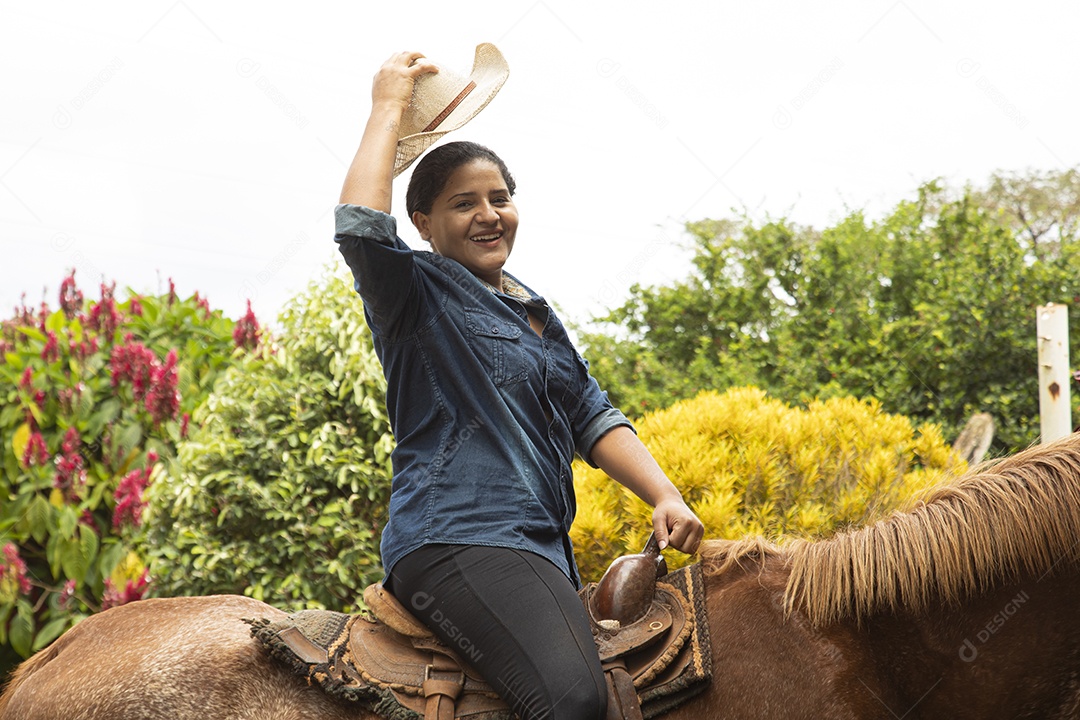 Mulher jovem agricultora sobre fazenda com seu cavalo