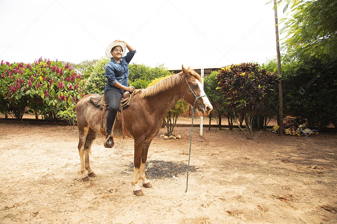 Mulher jovem agricultora sobre fazenda com seu cavalo