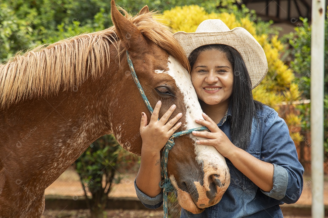 Mulher jovem agricultora sobre fazenda com seu cavalo
