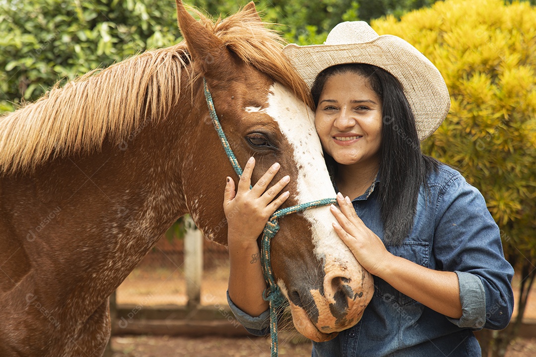 Mulher jovem agricultora sobre fazenda com seu cavalo