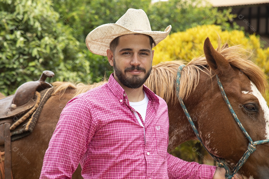 Homem jovem agricultor sobre fazenda com seu cavalo