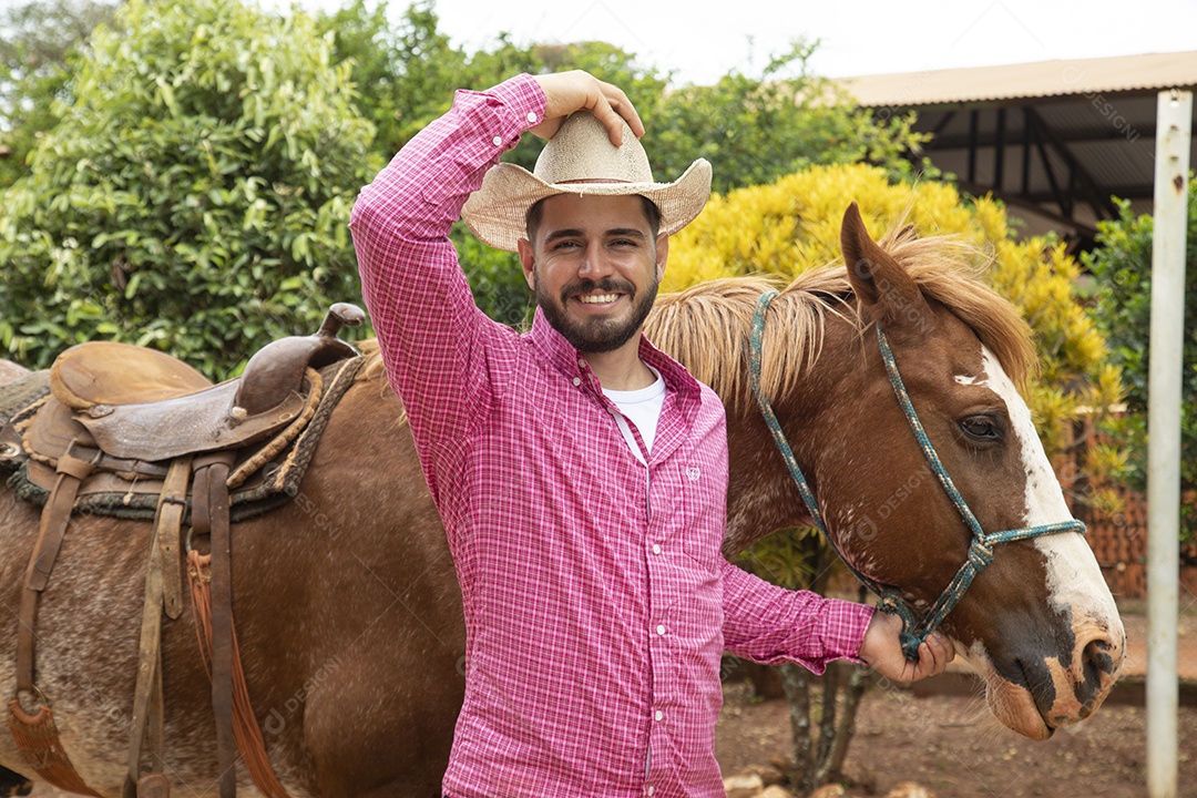 Homem jovem agricultor sobre fazenda com seu cavalo