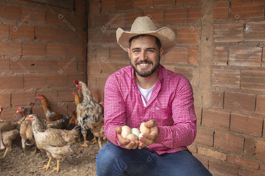 Homem jovem agricultor sobre galinheiro