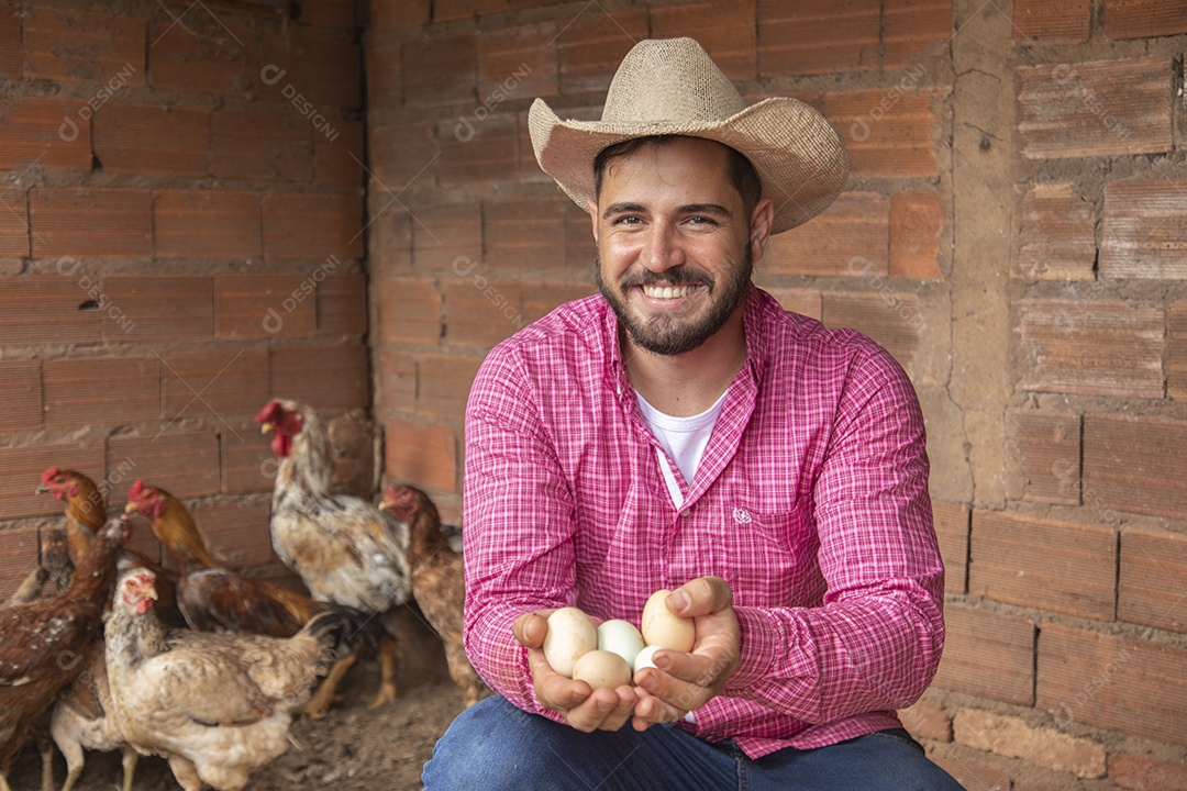 Homem jovem agricultor sobre galinheiro