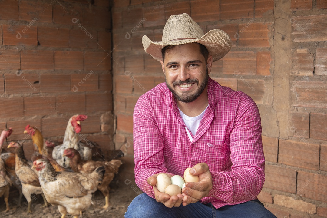 Homem jovem agricultor sobre galinheiro