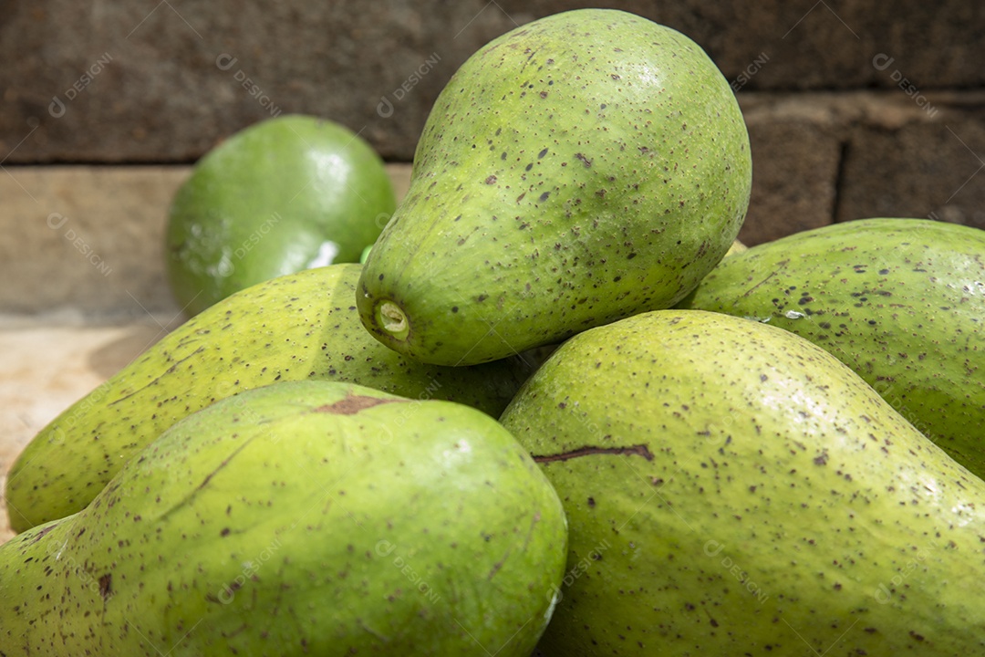 Mangas empilhadas sobre uma prateleira de supermercado