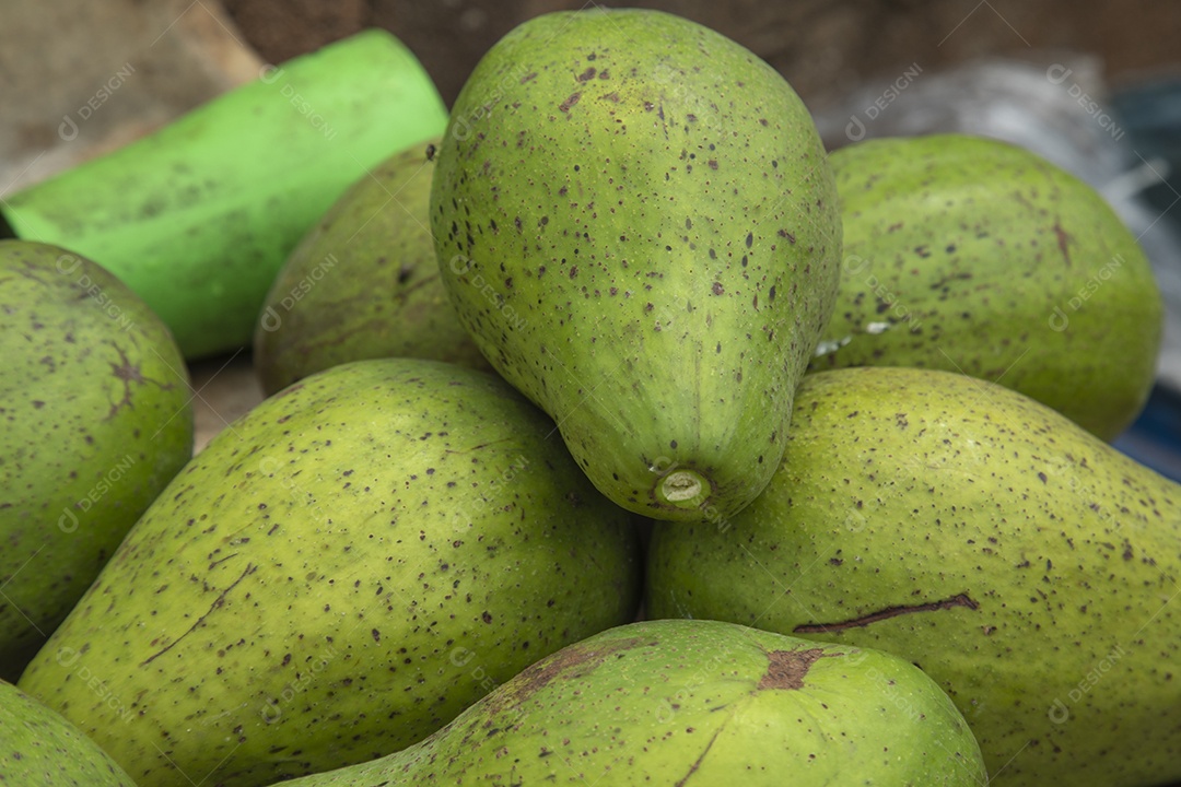 Mangas empilhadas sobre uma prateleira de supermercado