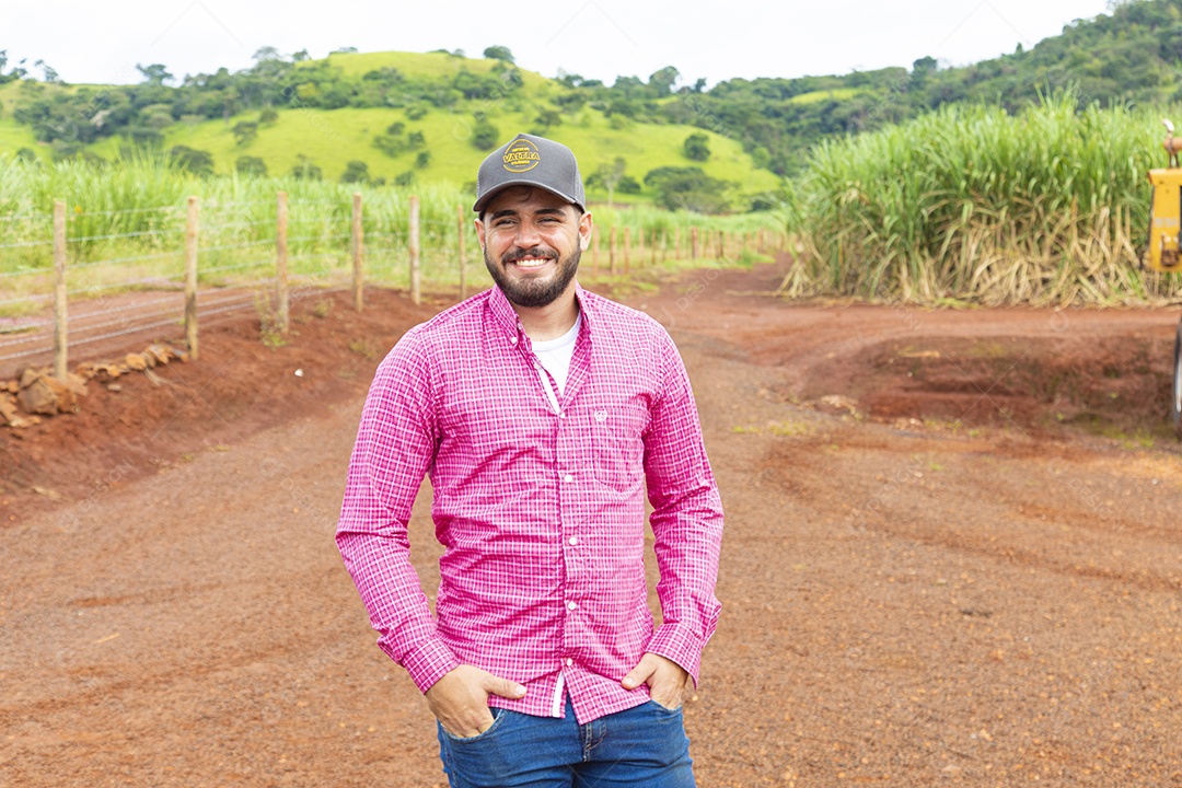 Homem jovem agricultor sobre fazenda