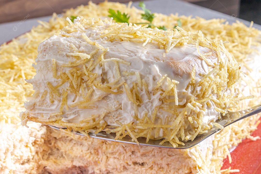 Torta de frango salgada gelada, prato típico brasileiro.