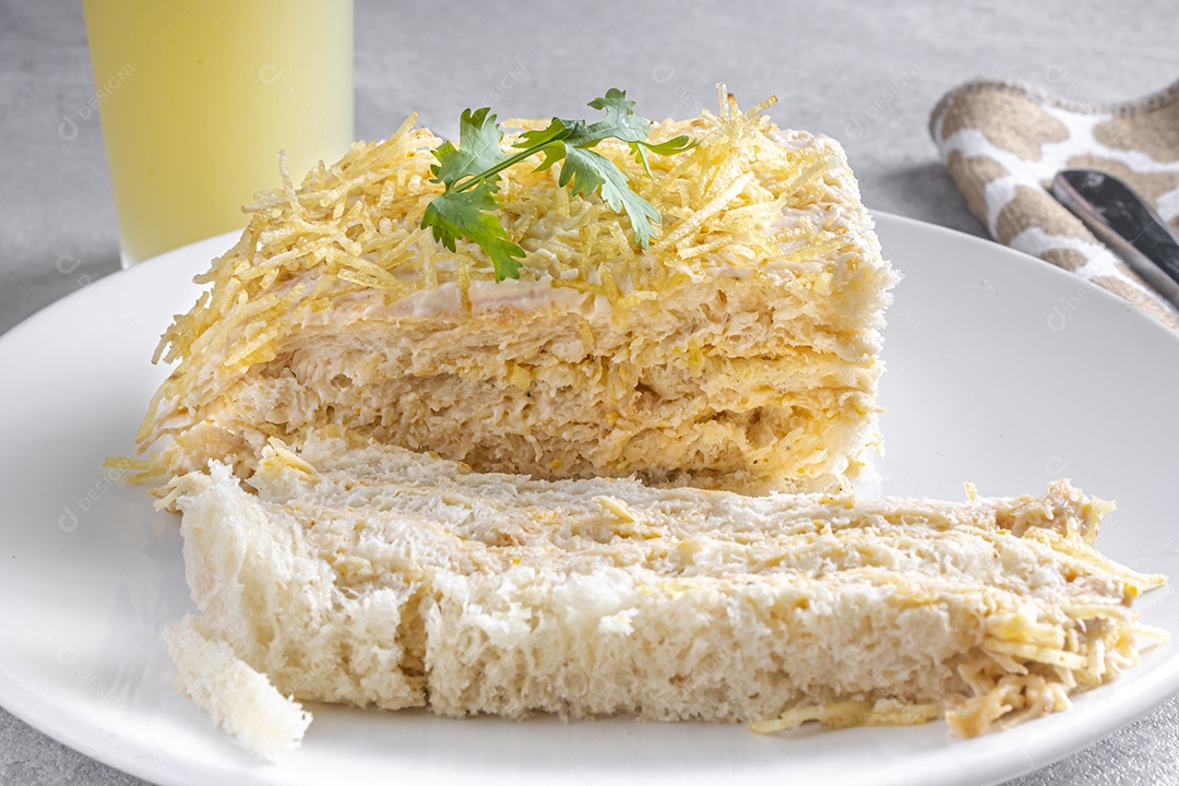 Torta de frango salgada gelada, prato típico brasileiro.