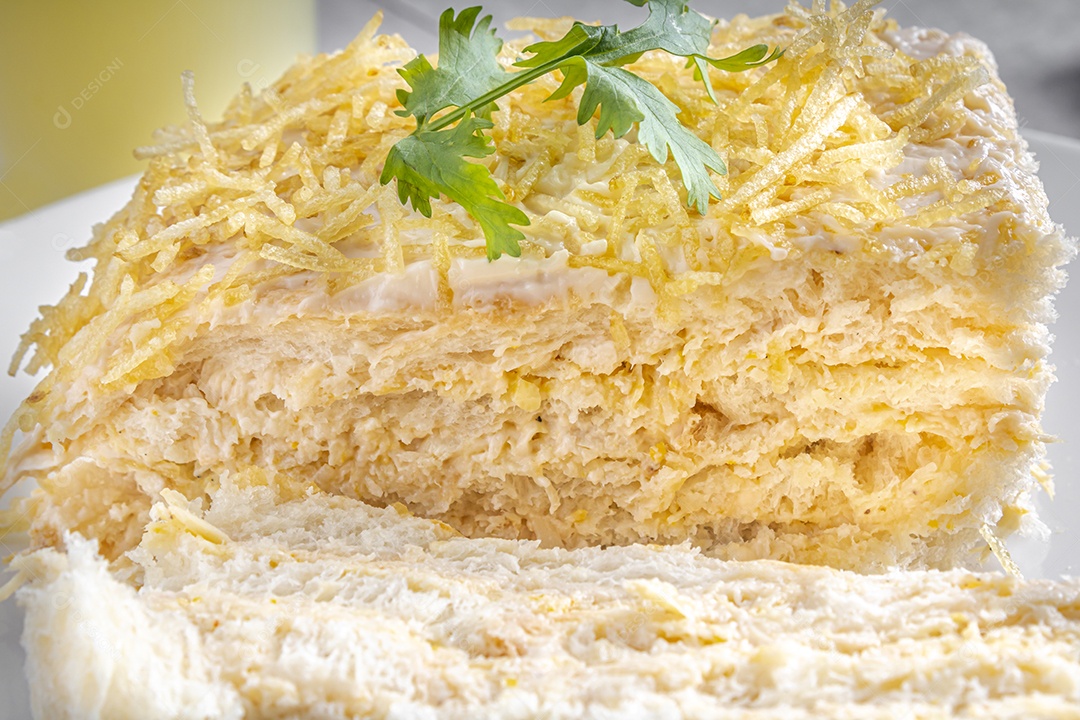 Torta de frango salgada gelada, prato típico brasileiro.