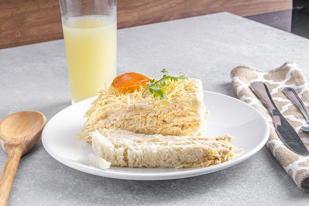 Torta de frango salgada gelada, prato típico brasileiro.