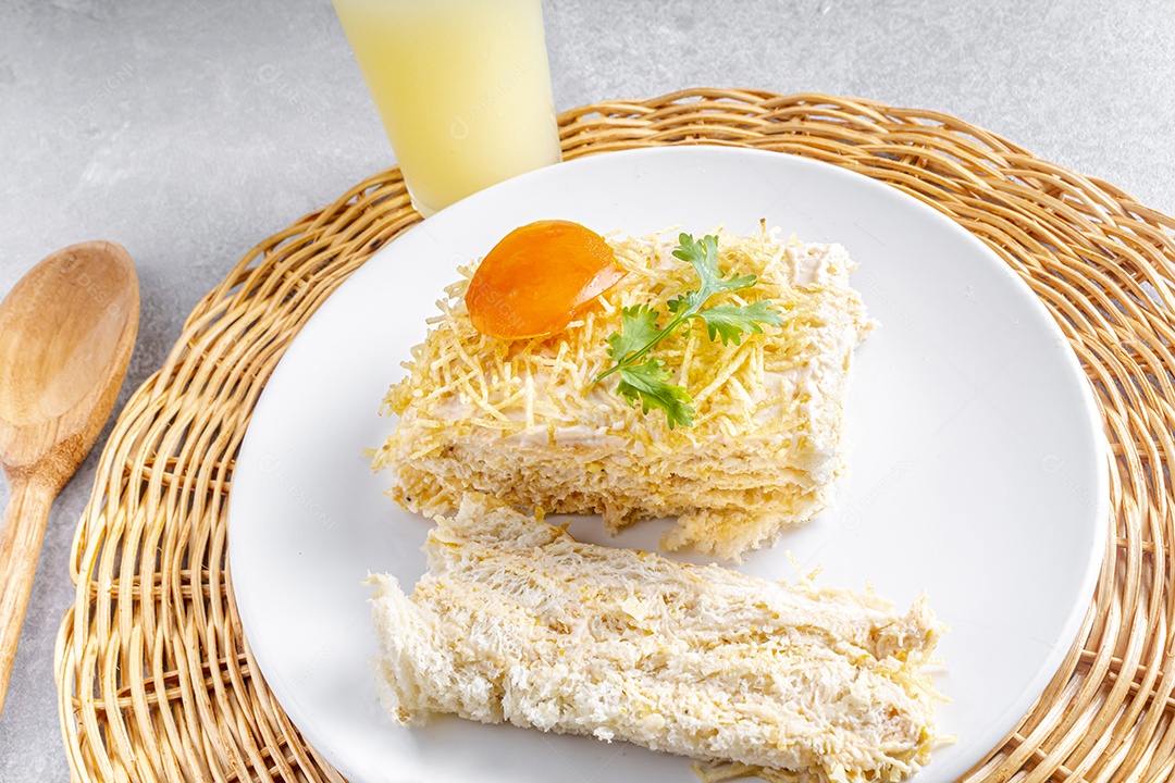 Torta de frango salgada gelada, prato típico brasileiro.