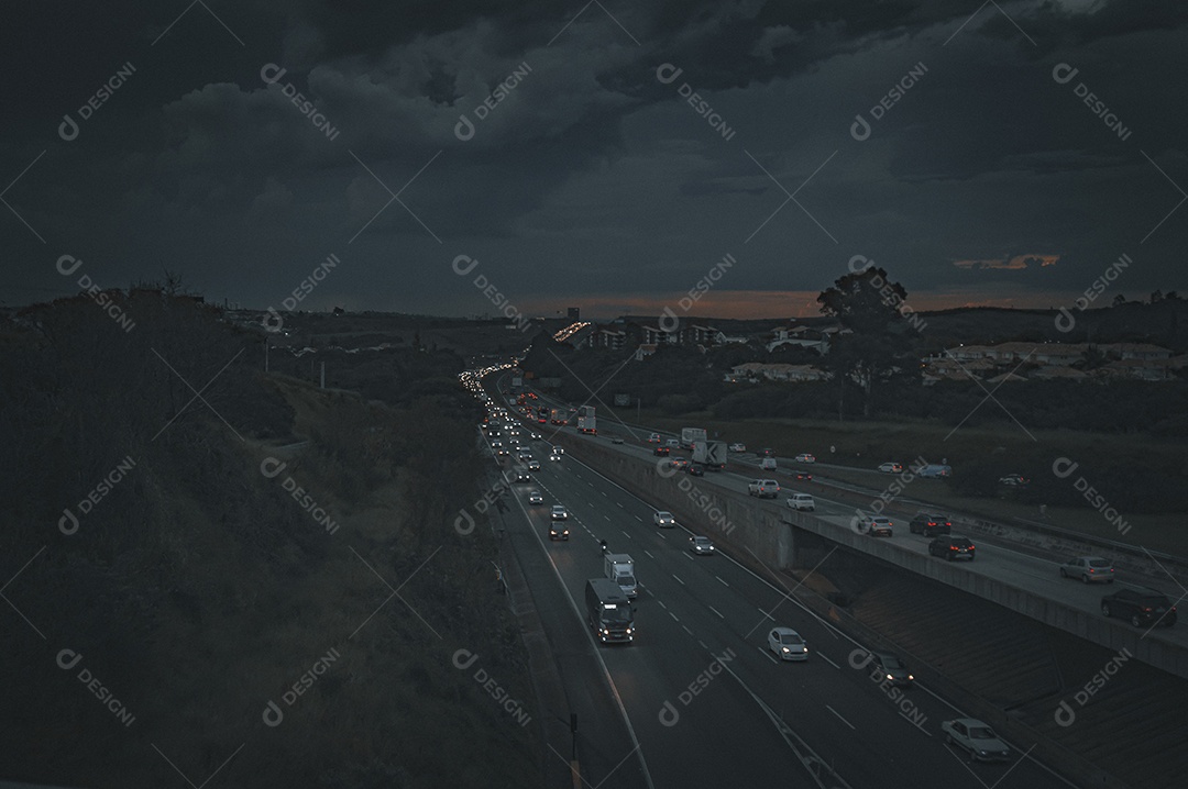 Rodovia dom pedro 1, vários carros e caminhões passando em uma rodovia à noite.