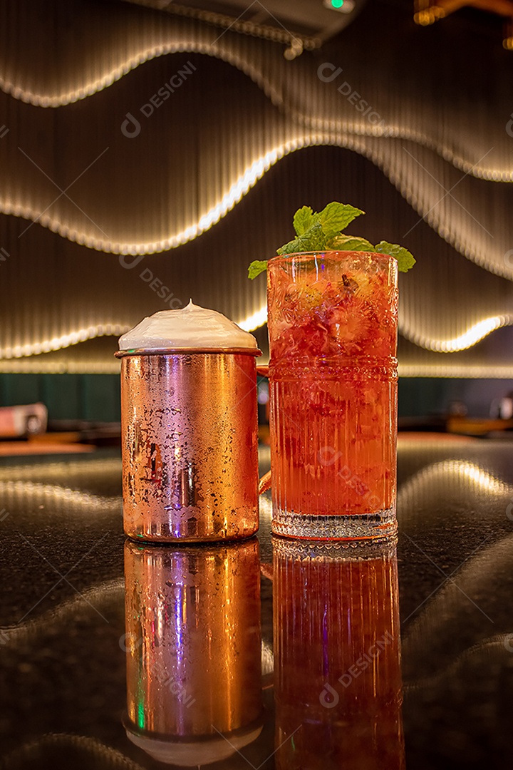 Delicioso coquetel de morango com folhas de hortelã