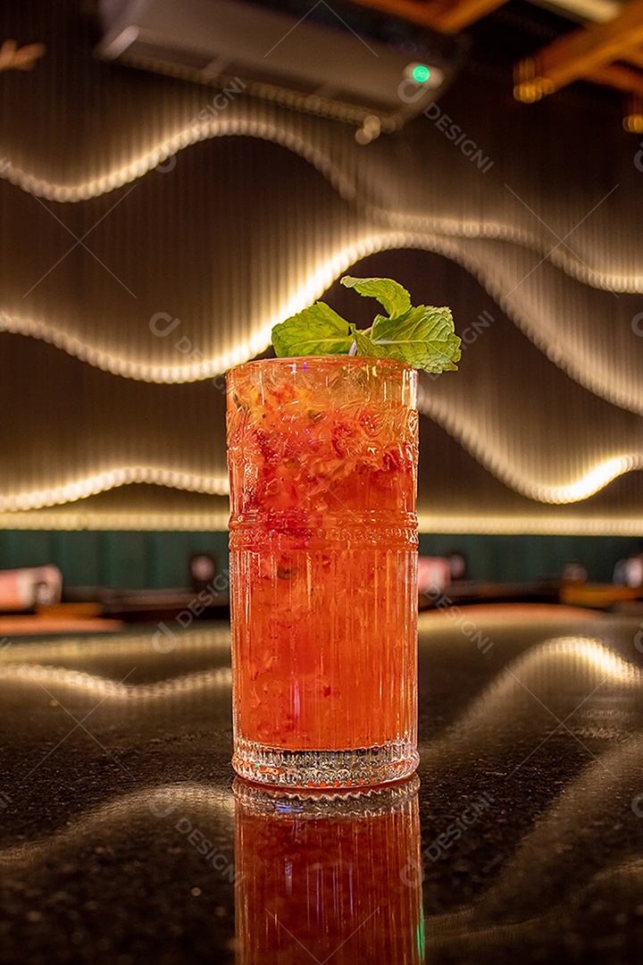 Delicioso coquetel de morango com folhas de hortelã