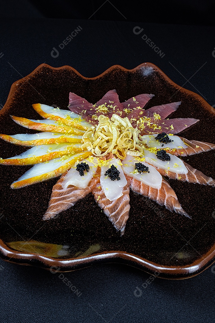 Carpaccio de salmão comida típica japonesa