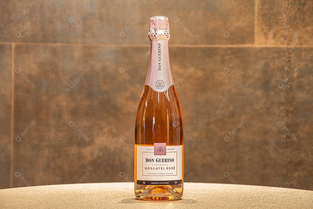 Garrafa de espumante moscatel rosé