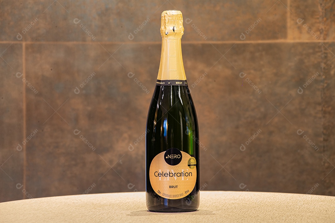 Garrafa de espumante sobre a mesa