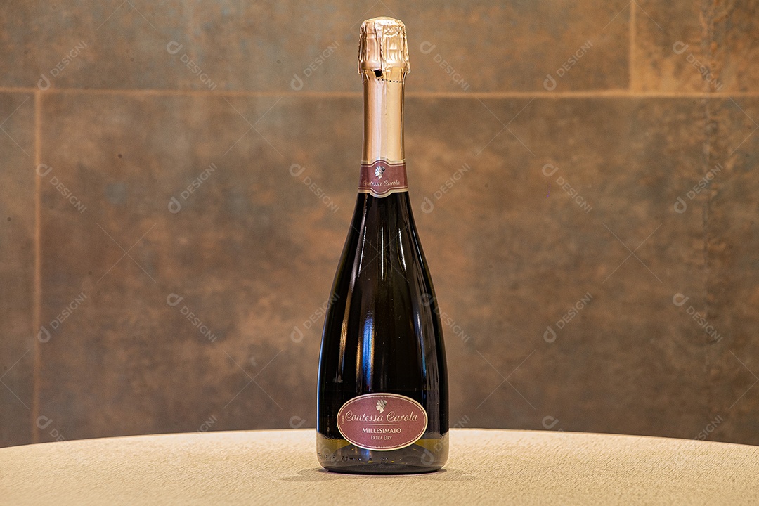 Garrafa de espumante sobre a mesa