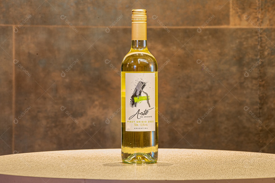Garrafa de vinho branco sobre a mesa