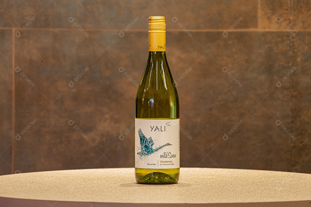 Garrafa de vinho branco sobre a mesa