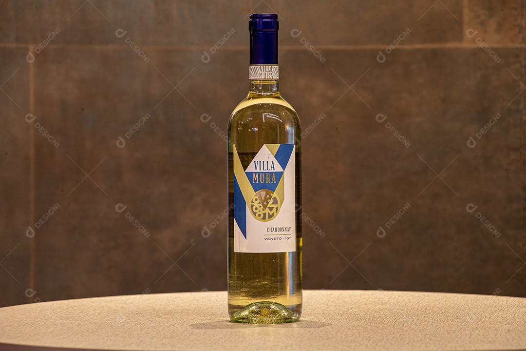 Garrafa de vinho branco sobre a mesa