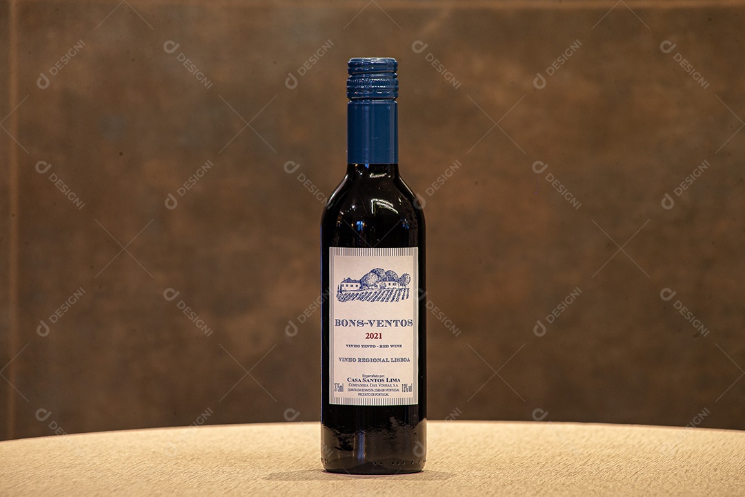 Garrafa de vinho sobre a mesa